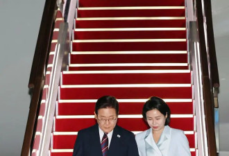 韩国新第一夫人G7之行完美收官！挽着李在明回国，穿浅蓝裙太美了