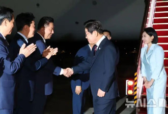 韩国新第一夫人G7之行完美收官！挽着李在明回国，穿浅蓝裙太美了