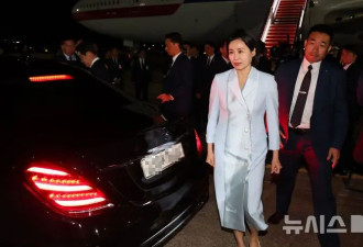 韩国新第一夫人G7之行完美收官！挽着李在明回国，穿浅蓝裙太美了