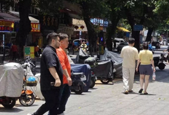 70岁王晶现身广东品尝美食，身材臃肿肚子大
