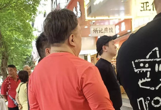 70岁王晶现身广东品尝美食，身材臃肿肚子大