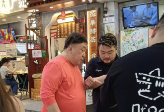 70岁王晶现身广东品尝美食，身材臃肿肚子大
