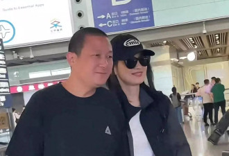 梅婷和老公机场手拉手笑得甜蜜，曾剑60岁发量感人