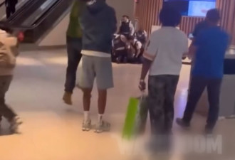 男子在Eaton Center发疯，多名安保合力制服，围观群众欢呼雀跃
