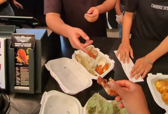 多伦多连锁炸鸡店"围攻"食客: 带血鸡翅没问题, 全都是这样的!