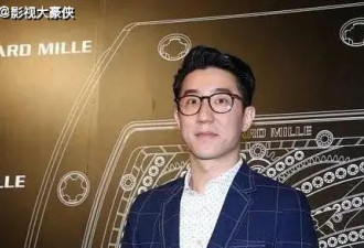 42岁房祖名现身婚礼！秃顶暴瘦模样沧桑，比71岁成龙还显老
