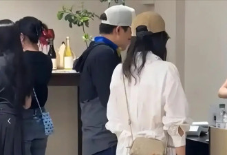 43岁郭晶晶现身上海活动，穿白色套装优雅干练，戴眼镜侧颜美绝了
