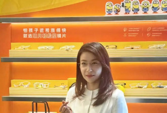 43岁郭晶晶现身上海活动，穿白色套装优雅干练，戴眼镜侧颜美绝了