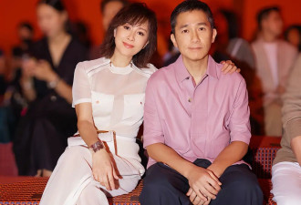 刘嘉玲梁朝伟同框看爱马仕大秀，“i 人 e 人”一眼就区分了