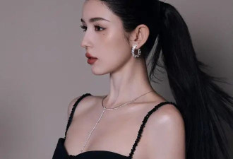 号称珍珠美人的哈妮克孜，晒出最新美照，既可优雅也可奔放