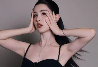 号称珍珠美人的哈妮克孜，晒出最新美照，既可优雅也可奔放