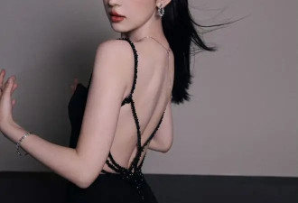 号称珍珠美人的哈妮克孜，晒出最新美照，既可优雅也可奔放