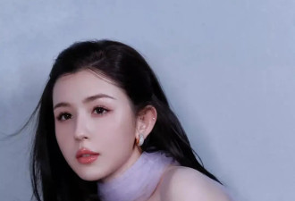 号称珍珠美人的哈妮克孜，晒出最新美照，既可优雅也可奔放