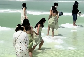 青海游客赤脚踩入盐湖 遭警告：会死人