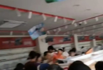 广东零食店遭大规模哄抢 网民自称抢到4箱