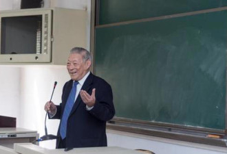 105岁“工作狂”教授骑三轮车上班