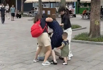 女子在动物园制止不文明行为反被群殴