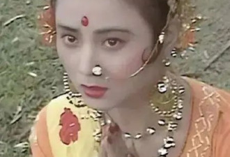 62岁“玉兔精”李玲玉落魄卖唱，坎坷情史唏嘘曝光，混血儿子高大帅气