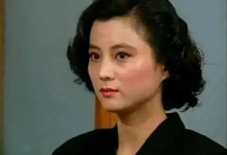 62岁“玉兔精”李玲玉落魄卖唱，坎坷情史唏嘘曝光，混血儿子高大帅气