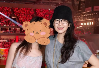 章子怡离婚后容光焕发，穿灰色连衣裙看王力宏演唱会，电影脸真美