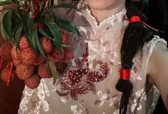 钟楚曦新中式+荔枝包包太有趣了吧！她的首饰好好看，几十块的多巴胺项链耳环全种草！
