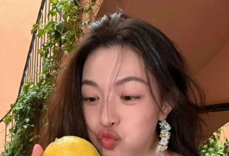 钟楚曦新中式+荔枝包包太有趣了吧！她的首饰好好看，几十块的多巴胺项链耳环全种草！