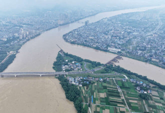 中国27条河流发生超警洪水 沿江设施被淹