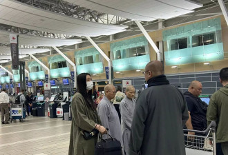 王祖贤穿着居士服现身机场，额头凹凸不平显老态