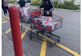 Costco爆抢购潮! 大批人排队只为抢它! 小哥狂揽两大车, 赚翻了!