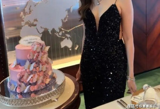 李嘉欣半岛酒店庆祝55岁生日，穿黑裙罕露性感，手捧玫瑰好漂亮