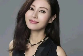 李嘉欣生日派对惊艳全场，深V礼服完美身材...