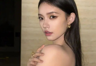 “美人鱼”林允金色抹胸裙超妩媚！又纯又欲性感火辣