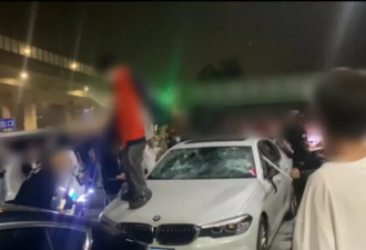 男子被追打躲进朋友宝马车，人车遭打砸群殴