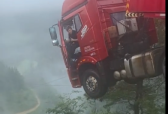 贵州传高速公路桥梁坍塌 现场画面惊人