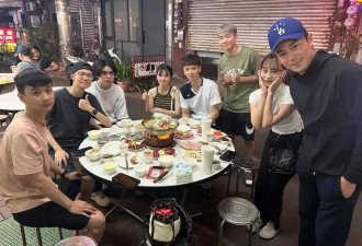 45岁霍建华在台湾吃路边摊火锅，打扮朴素接地气