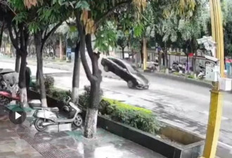 云南街头惊现“天坑” 轿车飞越巨洞惊险逃生引热议