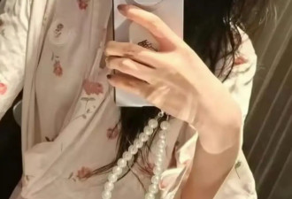 刘亦菲深夜晒美照，4000块玫瑰睡裙撞衫奚梦瑶，一个纯美一个风情