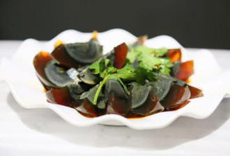 四川出现多例“皮蛋中毒”患者 医生：食用前加热