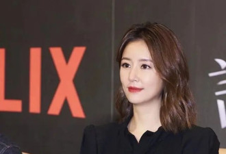 被林心如的上班图惊艳！穿“二分裙+丝袜”，怕走光要用抱枕挡住