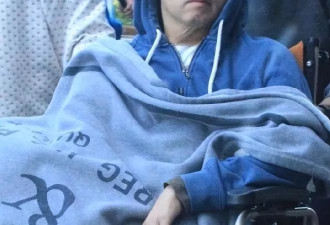 袁惟仁57岁瘫痪近况:需要家人喂饭拍背,妈妈和姐姐轮流照顾