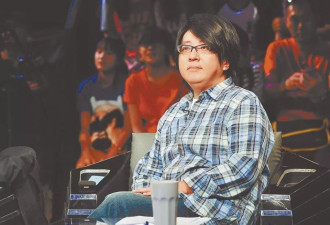 袁惟仁57岁瘫痪近况:需要家人喂饭拍背,妈妈和姐姐轮流照顾
