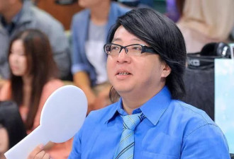袁惟仁57岁瘫痪近况:需要家人喂饭拍背,妈妈和姐姐轮流照顾