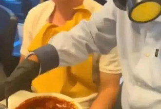 作死挑战“地狱咖喱”！男子一口直接脱光躺平 网友：这是人吃的？