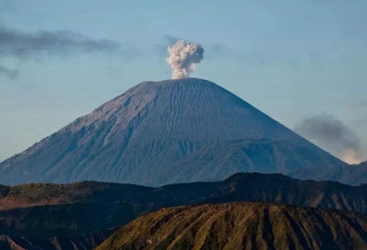 女子坠落印尼活火山！本来还活着 救援各种摸鱼 4天后悲剧了…