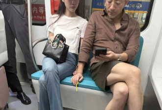 汪小菲夫妇现身北京机场，马筱梅身材很瘦不像怀孕