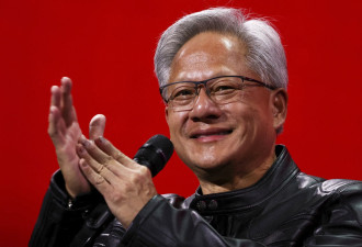 黄仁勋：机器人将接棒AI万亿美元商机