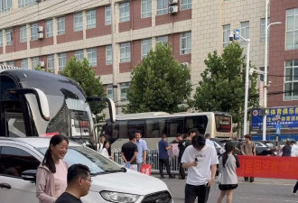考场外跪谢无腿父亲的男生高考成绩公布，父亲：很满意