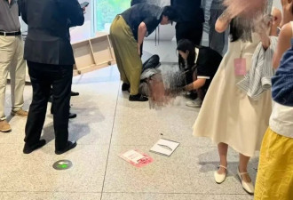 打卡装置倒下砸到观众，上海浦东美术馆：已送医
