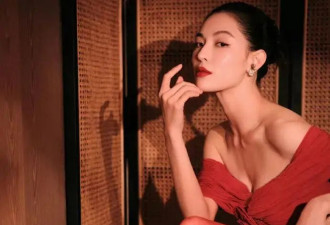 钟楚曦穿红色抹胸衣裙搭配红丝长筒袜！魔鬼身材性感火辣