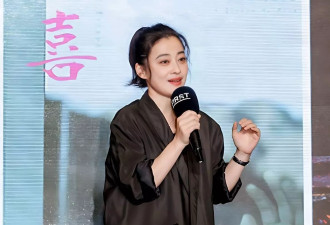 50岁梅婷带火了一种新穿法：西装+半身裙+高马尾